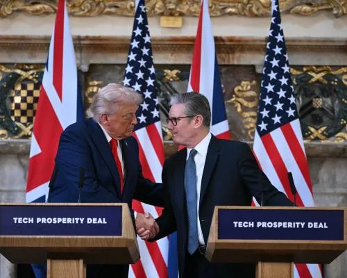 Trump Turns Fire on Vladimir Putin and Commends UK in Joint Appearance with Keir Starmer